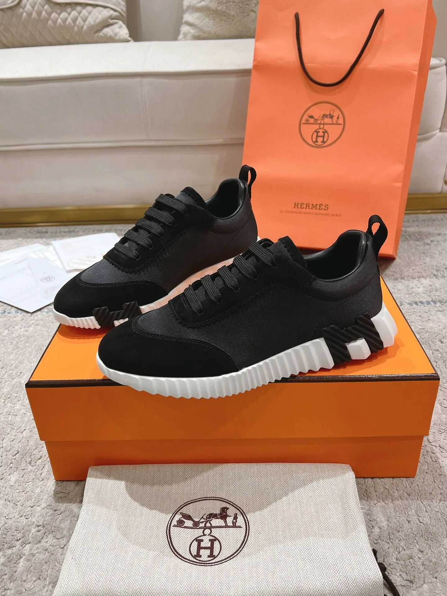👟👟Ex-factory price 640👟👟 ‼ ️Top version 2024ss Hermès/Hermès new arrival in early autumn, casual shoes for couples👟Color-blocking design MM style, advanced fashion, simple and advanced, casual matching, very light and comfortable on the feet 🔘Upper: suede/cowhide 🔘Inner: sheepskin 🔘Outsole: original PU foam molding outsole 🔘Number of sizes: Women’s size 35-42 (40.41.42, custom made, non-refundable) Men’s size 39-46 (45.46, custom made, non-refundable) 🎁Original exquisite packaging